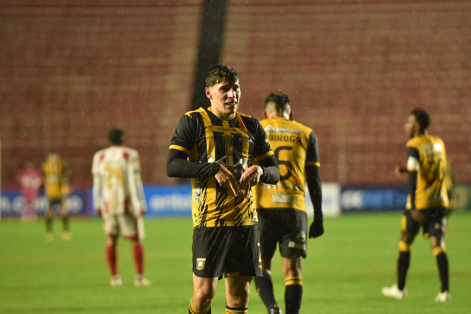 El Tigre Gana Bajo La Lluvia